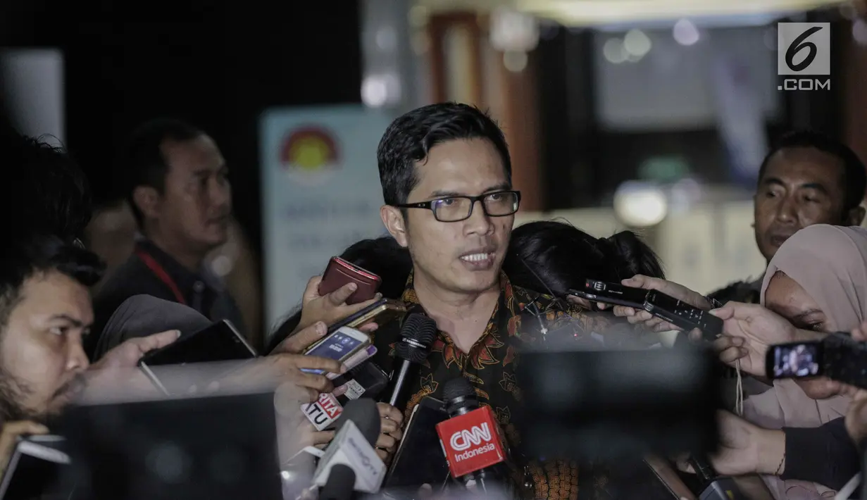 Juru bicara KPK, Febri Diansyah memberikan keterangan kepada awak media di Gedung KPK, Kamis (17/11). Febri juga mengatakan bahwa kini penyidik telah mengirim tim ke RS Medika Permata Hijau untuk mengecek kondisi Setya Novanto.(Liputan6.com/Faizal Fanani)