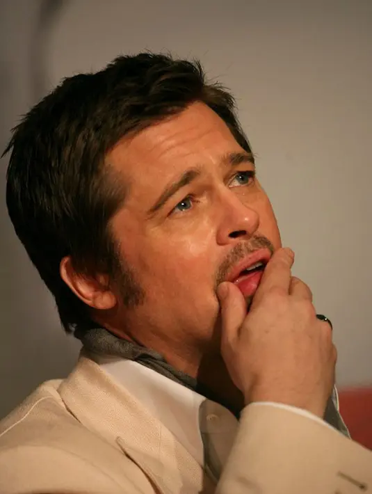 Tersiar kabar, Pitt pun mengatasinya dengan mengambil tindakan melakukan operasi plastik. Cara itu dilakukannya agar meringankan beban yang tengah dialaminya. (AFP/Bintang.com)