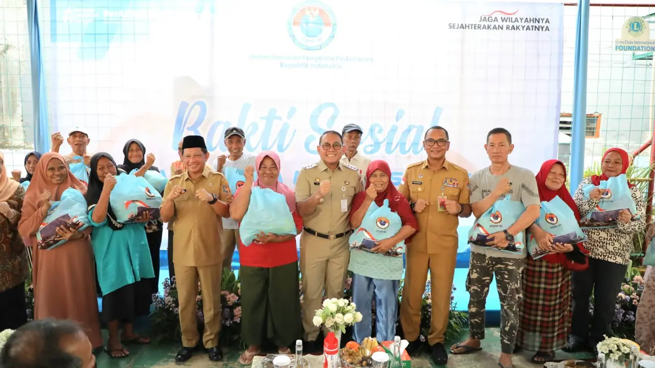 Mendagri Muhammad Tito Karnavian, selaku Kepala Badan Nasional Pengelola Perbatasan (BNPP), membagikan 2.000 paket sembako kepada warga Kelurahan Tanah Tinggi. (Istimewa)