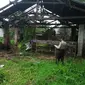 Aparat Polsek Kandat, Kabupaten Kediri, memeriksa sejumlah saksi terkait seorang kakek digigit anjing pitbull di perkarangan kosong. (Liputan6.com/Dian Kurniawan)