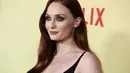 Sophie Turner berpose saat menghadiri pemutaran perdana film "Do Revenge," di Netflix di Vine TUDUM Theater di Los Angeles, California, Rabu, 14 September 2022. Mata biru cerah Turner dipercantik dengan perpaduan eyeshadow hitam dan plum smokey. (Photo by Jordan Strauss/Invision/AP)