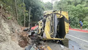 Evakuasi Dramatis Sopir Truk Terjepit Usai Hantam Tebing di Sukabumi