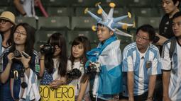 Para fans memadati tribun untuk menyaksikan laga persahabatan internasional antara Timnas Argentina menghadapi Hong Kong di Hong Kong Stadium, Hong Kong (14/10/2014). (AFP/Anthony Wallace)
