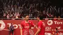 Ekspresi Mohammad Ahsan/Hendra Setiawan, setelah menang melawan pasangan Prancis, Baptiste Careme/Ronan Labar, dalam Kejuaraan Dunia Bulutangkis 2015 di Istora Gelora Bung Karno, Jakarta. Rabu (12/8/2015). (Bola.com/Arief Bagus)