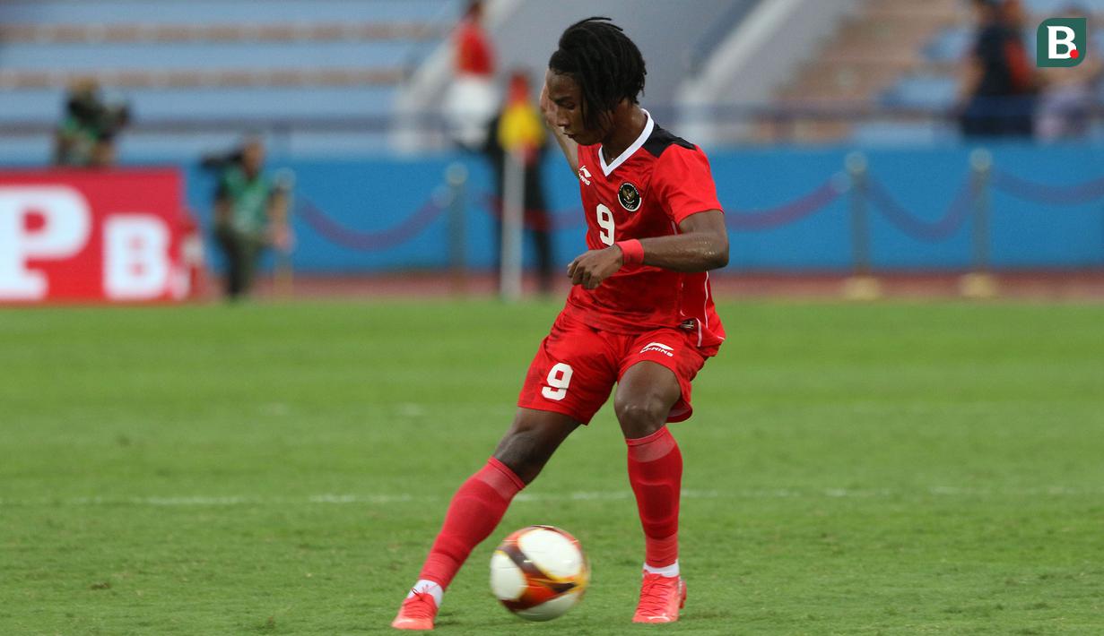 <p>Shin Tae-yong menurunkan Ronaldo Kwateh pada babak kedua menggantikan Egy Maulana Vikri. Ia berhasil merepotkan lini belakang Filipina hingga akhirnya dijatuhkan paksa oleh Enrique Fernandez di kotak penalti. (Bola.com/Ikhwan Yanuar)</p>