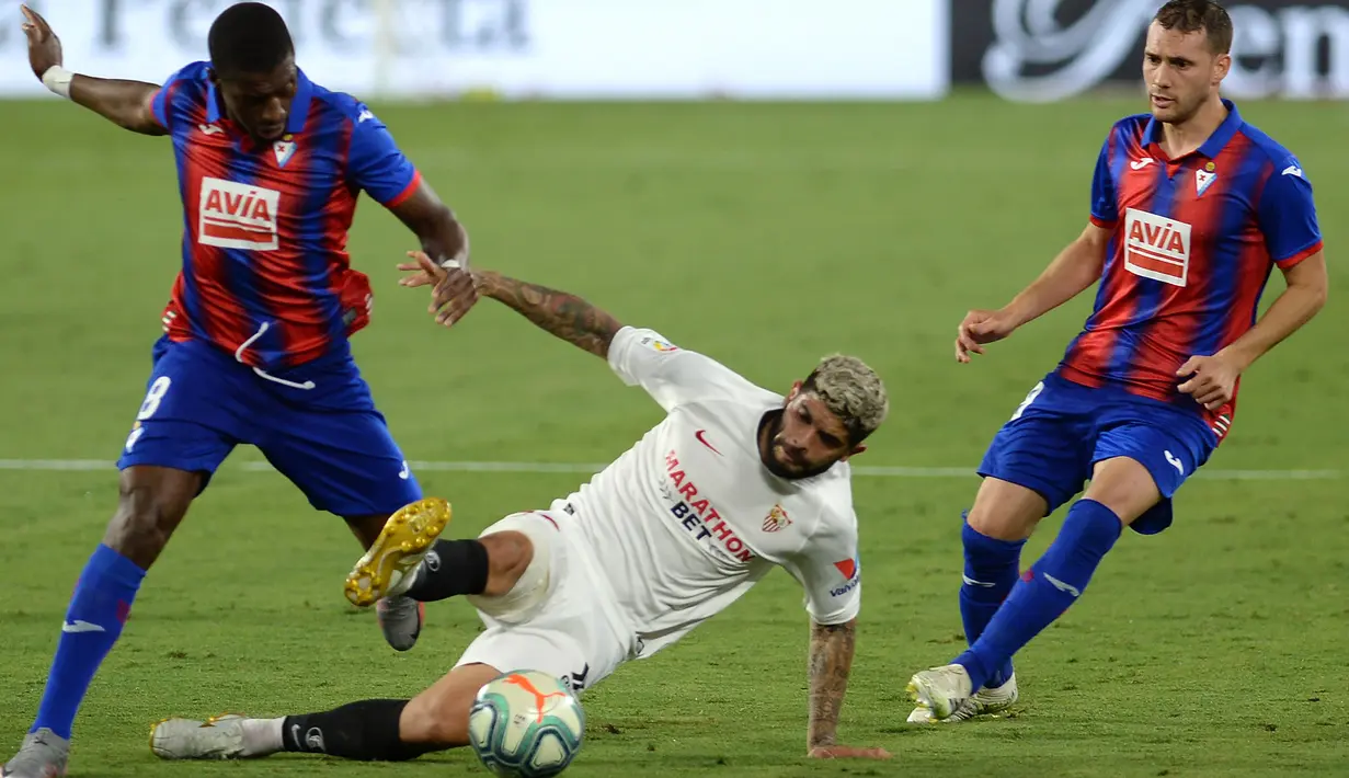 Gelandang Sevilla, Ever Banega, berebut bola dengan gelandang Eibar, Pape Diop, pada laga lanjutan La Liga pekan ke-34 di Estadio Ramon Sanchez Pizjuan, Selasa (7/7/2020) dini hari WIB. Sevilla menang 1-0 atas Eibar. (AFP/Cristina Quicler)