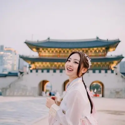 Saat di Korea, Natasha Wilona terlihat begitu cantik dengan hanbok bak idol K-Pop. Lalu saat ke Jepang, Natasha Wilona juga nggak kalah cantik serta memukau dengan balutan kimono. (Liputan6.com/IG/@natashawilona12).