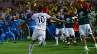 Selebrasi pemain Kolombia, James Rodriguez, setelah menjebol jala Paraguay pada pertandingan kedua Grup A Copa America, Rabu (8/6/2016). (AFP)