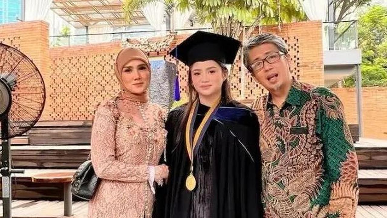 Meski telah bercerai, Mulan Jameela dan Harry Nugraha tetap kompak memberi perhatian untuk anak-anak mereka.&nbsp;