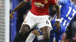 Aksi pemain Manchester United, Paul Pogba melewati pemain Brighton, Pascal Gross pada lanjutan Premier League di AMEX Stadium, Brighton, (4/5/2018). MU kalah 0-1 dari Brighton. (Gareth Fuller/PA via AP)
