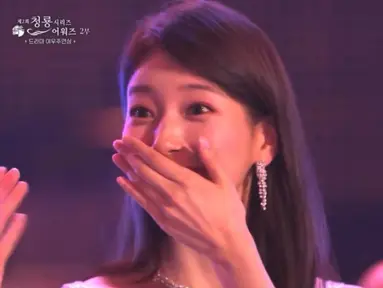 Suzy tak bisa berkata-kata saat namanya diumumkan sebagai aktris terbaik. Aktor dan aktris yang duduk di dekatnya pun memberi selamat. (Foto: KBS2 via Twitter)