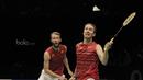 Pasangan Denmark, Mathias Boe/Carsten Mogensen, berusaha mengembalikan kok. Pasangan Denmark tersebut tampil menekan di gim tiga. (Bola.com/M Iqbal Ichsan)