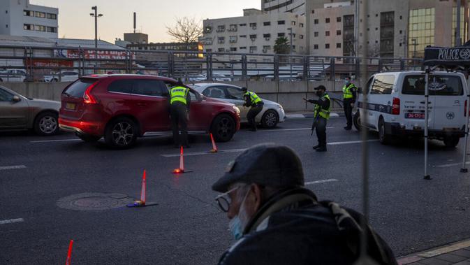Polisi memeriksa pengendara selama lockdown nasional di Tel Aviv, Israel, Jumat (8/1/2021). Israel memperketat lockdown yang sudah ada menyusul lonjakan kasus virus corona COVID-19. (AP Photo/Oded Balilty)