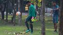Pelatih Kiper Timnas Indonesia U-16, Gatot Prasetyo mengawasi anak asuhnya saat melawan Timnas Pelajar U-15 pada laga uji coba di Stadion Atang Sutesna, Cijantung, Rabu (17/5/2017). Timnas U-16 menang 5-1. (Bola.com/Nicklas Hanoatubun)