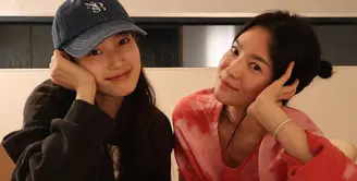 Beberapa waktu lalu, momen akrab dan kedekatan antara Song Hye Kyo dan Bae Suzy menghebohkan jagat internet. Keduanya mengunggah momen berdua yang terlihat manis. [Foto: Instagram/kyo1122]