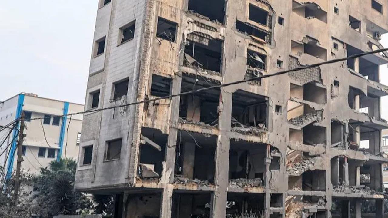 Sejumlah apartemen yang berada dekat dengan pusat serangan itu ikut rusak parah bahkan nyaris hancur hingga dinding-dinding apartemen jebol.
