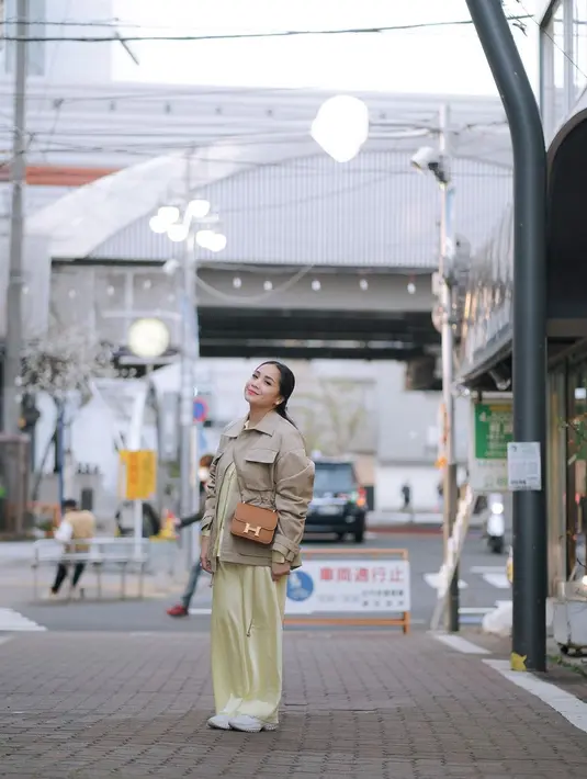 Pasalnya, ibu dua anak ini terlihat begitu cantik dan stylish dengan OOTD yang simpel. [Foto: IG/raffinagita1717].