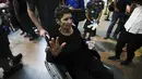 Salah satu dari dua sandera yang baru saja dibebaskan oleh Hamas itu menuturkan pengalamannya selama disandera. (AP Photo/Ariel Schalit)