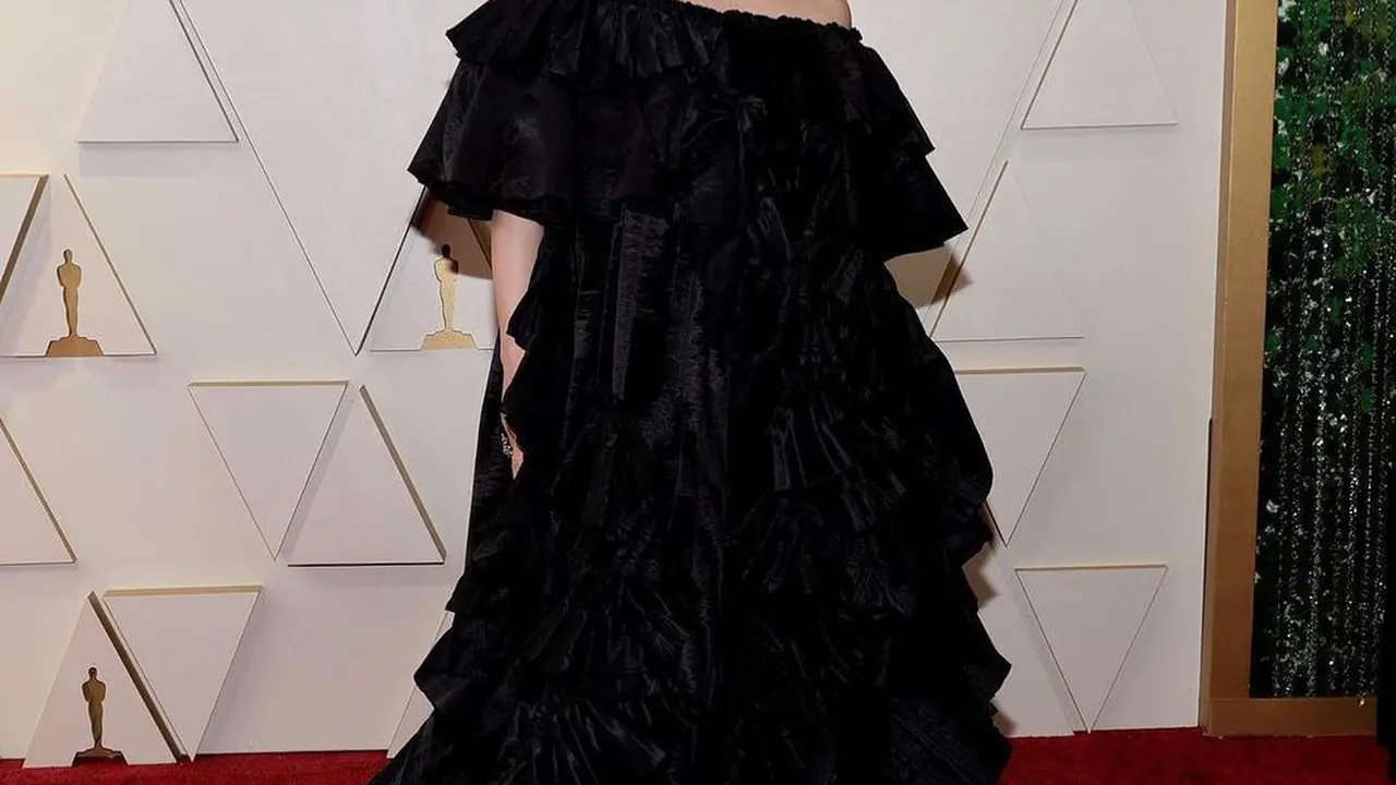 Penampilan Billie Eilish Bikin Pangling dengan Gaun Hitam di Oscars 2022
