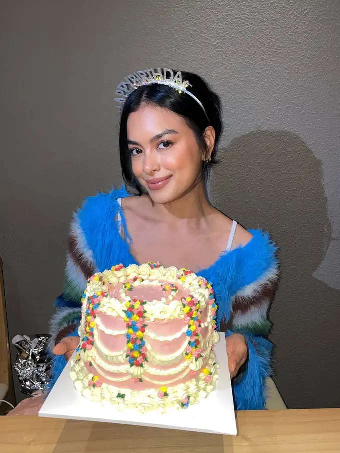 Gaya Boyish Vintage Eva Celia Birthday Dinner Bareng Sahabat, Tampil Simple dengan Cardigan Berbulu