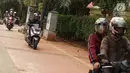 Pengendara sepeda motor melintasi trotoar di kawasan Menteng Pulo, Jakarta, Selasa (14/5/2019). Kemacetan yang semakin parah di Ibu Kota menyebabkan para pemotor nekat menerobos trotoar dan merampas hak pejalan kaki. (Liputan6.com/Immanuel Antonius)