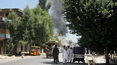 Kepulan asap membumbung dari sebuah gedung pemerintahan Afghanistan setelah bom bunuh diri dan serangan kelompok bersenjata di Jalalabad, Selasa (31/7). Setidaknya 15 orang tewas dan puluhan orang lainnya mengalami luka-luka akibat insiden ini. (AP Photo)