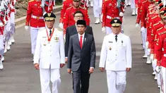 Presiden Joko Widodo (tengah), Gubernur DIY Sri Sultan Hamengku Buwono X (kiri) dan Wakil Gubernur DIY, KGPAA Paku Alam IX (kanan) kirab menuju Istana Negara, Jakarta, Selasa (10/10). (Liputan6.com/Angga Yuniar)