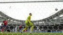 Kiper Jerman,Manuel Neuer, hanya mampu melihat lajunya bola tandukan pemain Soanyol, Mikel Merino yang mengalir deras ke gawangnya. (AP Photo/Antonio Calanni)