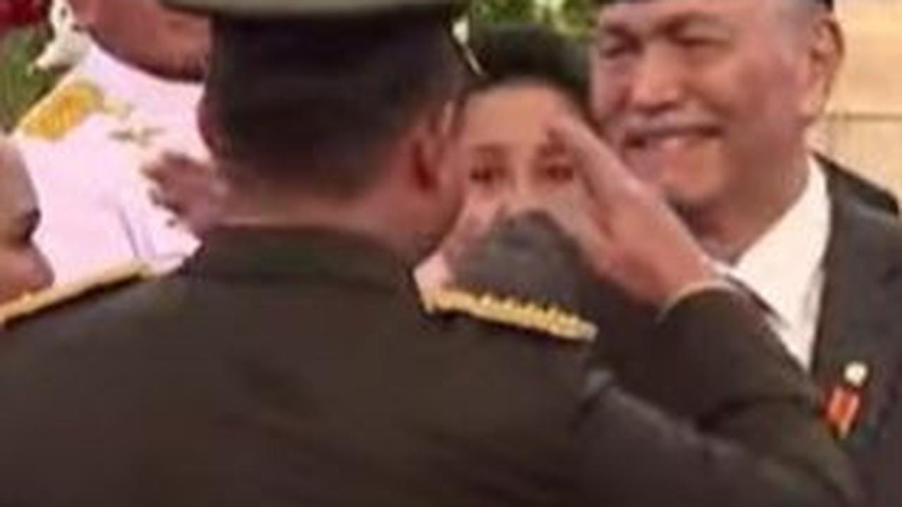 Dia memberikan hormat sambil 'menampar' pipi dan memeluk sang menantu.&nbsp;<br>