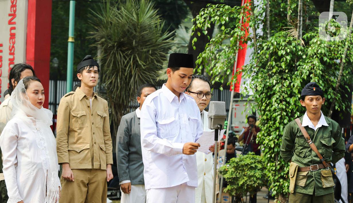 Dalam pertunjukan di depan Museum Perumusan Naskah Proklamasi tersebut juga terlihat seseorang memerankan Soekarno dan membacakan teks proklamasi Kemerdekaan Indonesia. (Liputan6.com/Herman Zakharia)