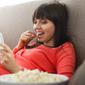 Ilustrasi santai di rumah sambil nonton streaming/Shutterstock.