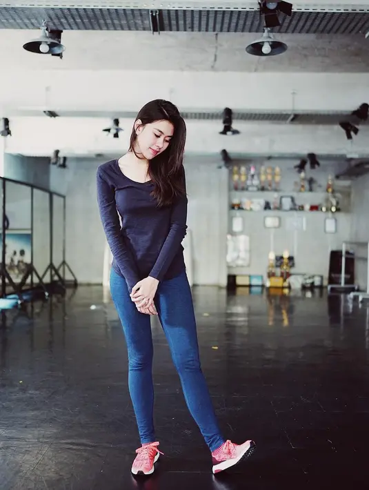 Coba lihat, gayanya yang satu ini kasual banget kan? Dengan setelan busana berwarna navy blue, Syahnaz juga memakai sneakers yang membuat penampilannya makin terlihat lebih sporty. (Instagram/syahnazs)