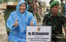 Momen Istri Kasad Hujan-hujanan Pakai Jas Hujan Dampingi Suami, Sang Jenderal Pakai Topi Caping Turun ke Sawah