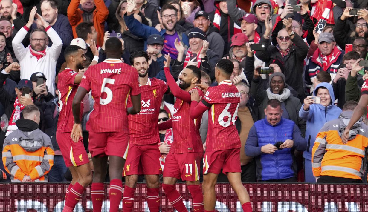 Pemain Liverpool melakukan selebrasi setelah Mohamed Salah mencetak gol melalui tendangan penalti ke gawang Chelsea pada laga lanjutan Liga Inggris 2024/2025 di Anfield, Liverpool, Inggris, Minggu (20/11/2024). (AP Photo/Jon Super)