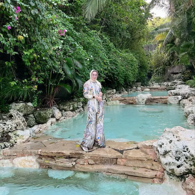 7 Momen Liburan Andre Taulany di Bali, Tampil Mesra Bersama Istri