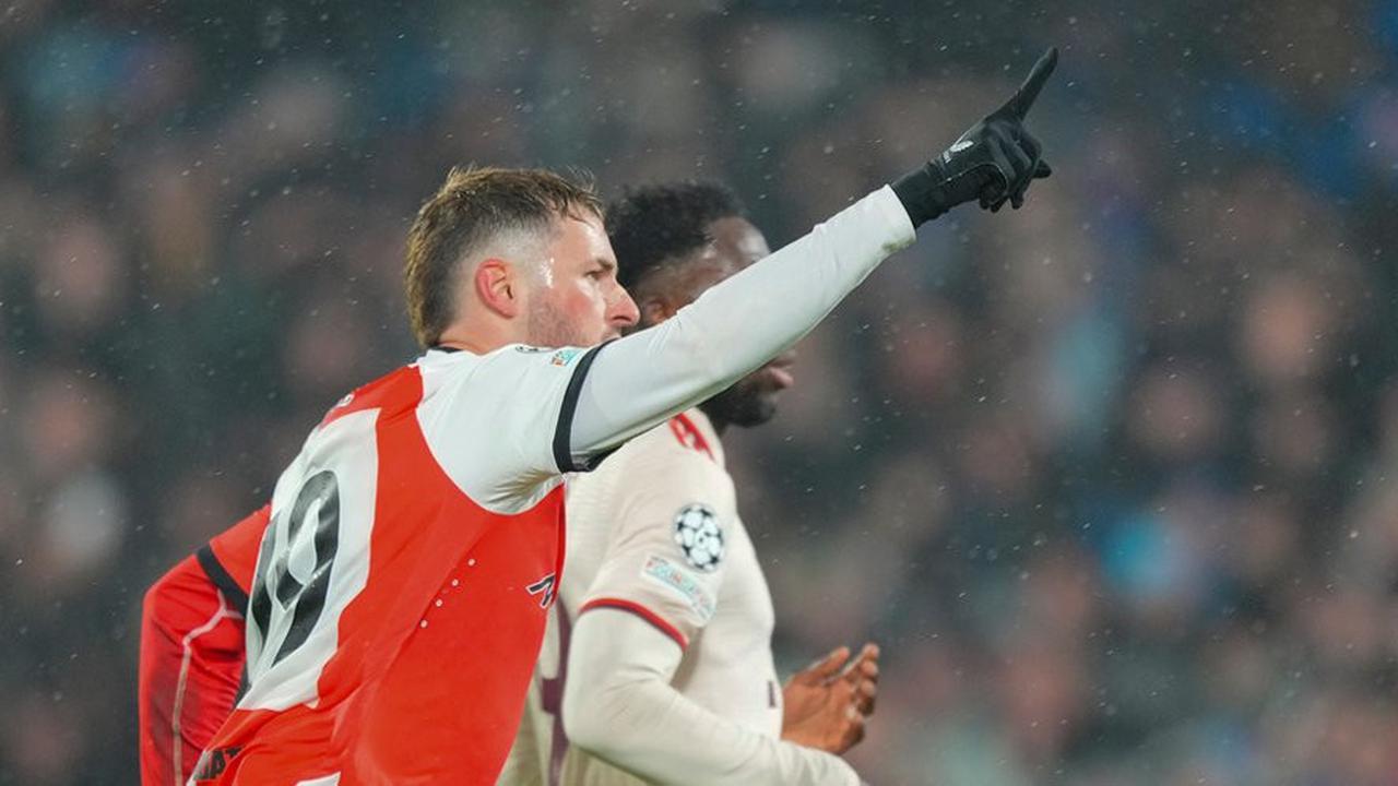 Selebrasi Santiago Gimenez dalam laga Liga Champions antara Feyenoord vs Bayern Munchen, Kamis (23/1/2025). (c) AP Photo/Peter Dejong