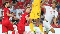 Kiper Turki, Volkan Babacan berusaha menangkap bola dari kejaran pemain belanda pada kualifikasi Grup A Euro 2016 di Konya, Turki, (6/9/2015). Turki menang atas Belanda dengan skor 3-0. (AFP PHOTO/Stringer)