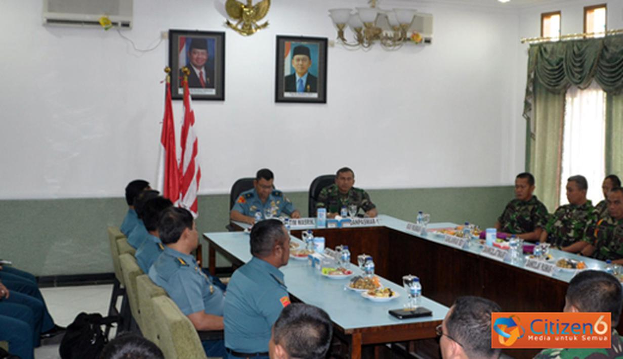 Citizen6, Surabaya: Danpasmar-1 Brigadir Jenderal TNI (Mar) Tommy Basari Natanegara menerima tim Wasrikkap Itjenal 2012 di Ruang VIP Menbanpur-1 Mar Karang Pilang Surabaya, Senin (4/12). (Pengirim: Budi Abdillah)