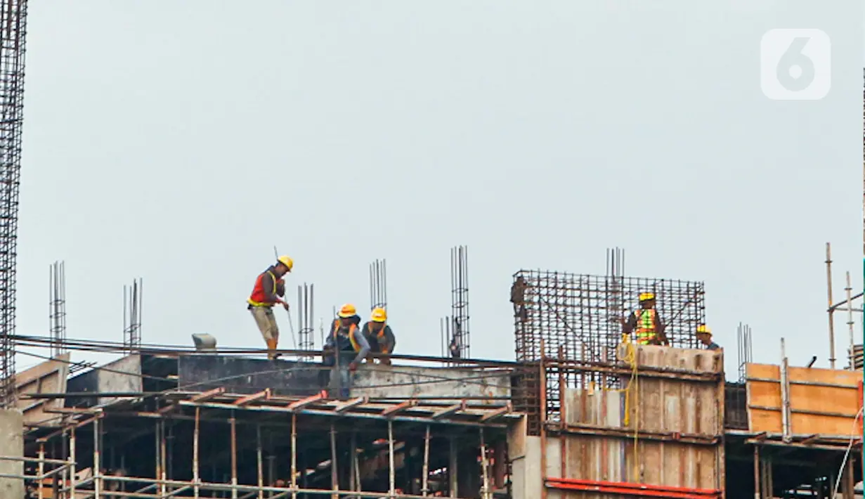 Suasana proyek pembangunan konstruksi LRT dan gedung bertingkat di Jakarta, Selasa (17/11/2020). Pandemi COVID-19 yang terjadi sejak awal tahun menurunkan konsumsi dan utilitas industri baja konstruksi dan baja ringan konstruksi. (Liputan6.com/Angga Yuniar)
