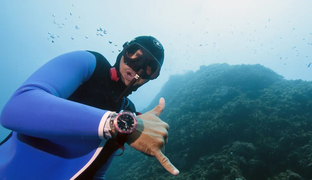 Penyelam gaya bebas asal Monaco, Pierre Frolla berpose saat menyelam menggunakan wetsuit 'Oceanwings' di laut Mediterania (13/8). Pakaian yang dirancang khusus ini terlihat menarik dan mirip seperti sirip ikan. (AFP Photo/Boris Horvat)