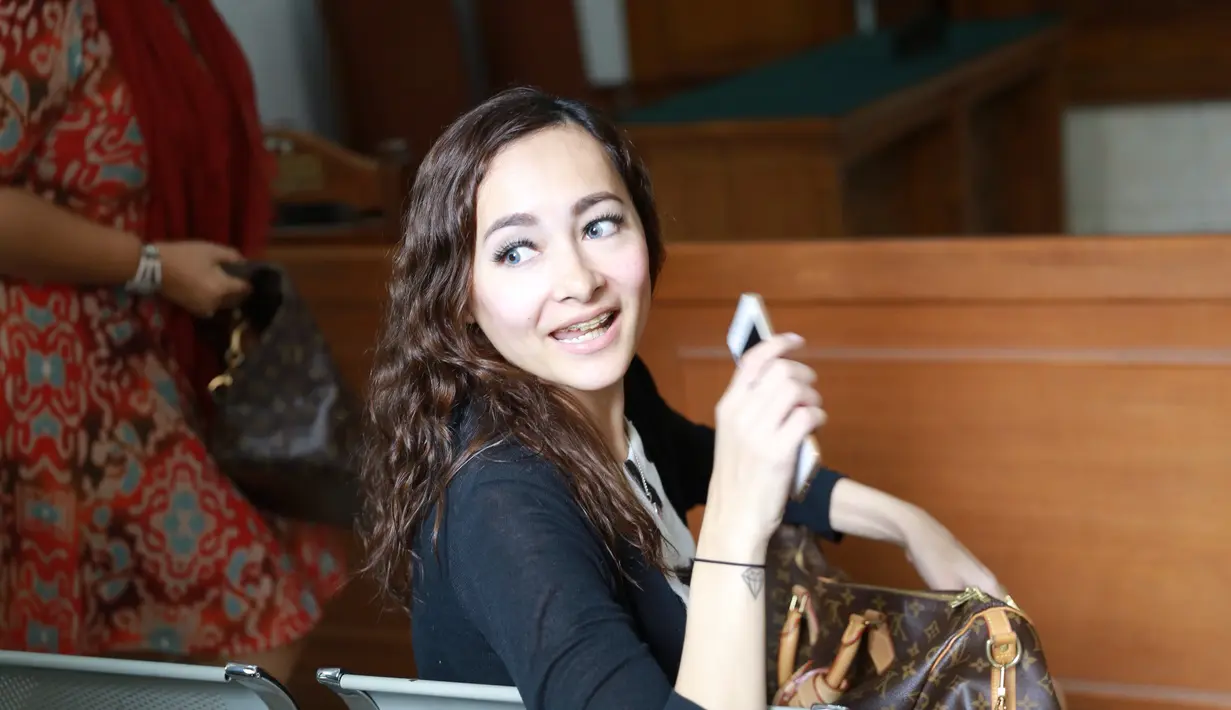 "Karena saya tahu, marcell lebih sayang sama anak-anak. Tapi aku juga dikasih kebebasan seluasnya. Semoga Marcell menepati ya. Karena sebelum putusan saya susah ketemu anak," ujar Dewi Rezer. (Galih W. Satria/Bintang.com)