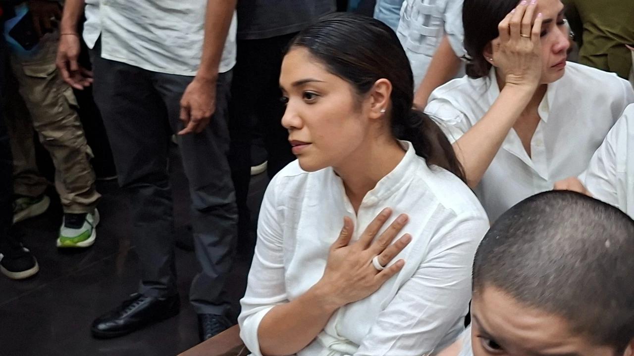 Dituntut 18 Tahun Penjara, Nadiem Langsung Peluk Istri Tak Kuasa Tahan Tangis