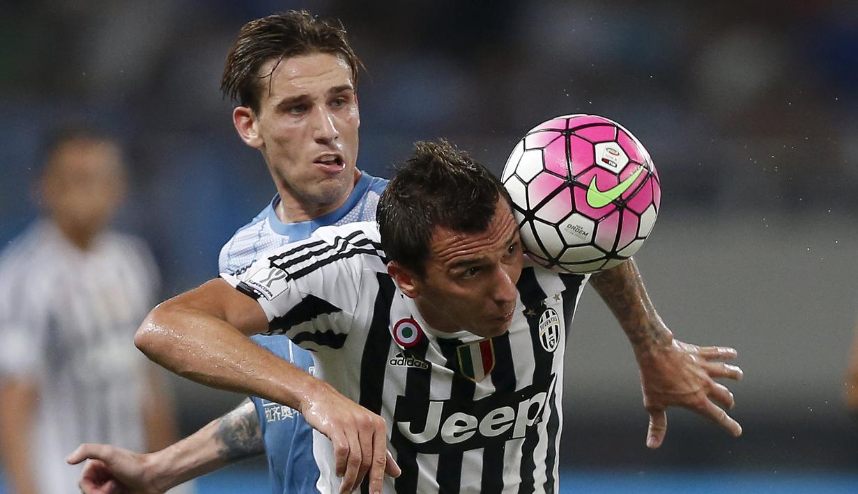 Striker Juventus, Mario Mandzukic (kanan) berebut bola dengan pemain Lazio, Lucas Biglia, dalam final Piala Super Italia 2015 di Stadion Shanghai, Tiongkok. Sabtu (8/8/2015). (Reuters/Aly Song)