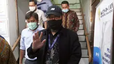 Novel Baswedan bersama perwakilan pegawai KPK yang tidak lolos TWK usai menyerahkan dokumen baru dan tambahan informasi terkait pelaporan pelanggaran HAM saat proses alih status pegawai KPK menjadi ASN, Gedung Komnas HAM, Jakarta, Selasa (8/6/2021). (Liputan6.com/Helmi Fithriansyah)
