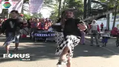 Hari Tari Dunia atau World Dance Day yang jatuh pada tanggal 29 April diperingati warga dan penari Kota Bandung dengan menggelar pertunjukan seni tari 18 jam non-stop.