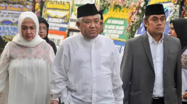 Mantan Ketua Umum PP Muhammadiyah Din Syamsuddin menghadiri persemayaman Ani Yudhoyono di Puri Cikeas, Bogor, Jawa Barat, Minggu (2/6/2019). Sejumlah tokoh terus berdatangan jelang pemakaman istri presiden ke-6 RI Susilo Bambang Yudhoyono (SBY) tersebut. (Liputan6.com/Immanuel Antonius)