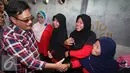 Cawagub DKI Jakarta Djarot Saiful Hidayat bersalaman dengan warga di kawasan Pasar Rebo, Jakarta Timur, Rabu (2/11). Dalam kunjungannya, Djarot meminta agar warga membuang sampah pada tempatnya. (Liputan6.com/Immanuel Antonius)