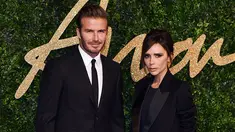 Pasangan selebritis David dan Victoria Beckham tampil kompak mengenakan dalam balutan tuksedonya saat menghadiri British Fashion Awards, di London, Senin (23/11). (dailymail.co.uk)