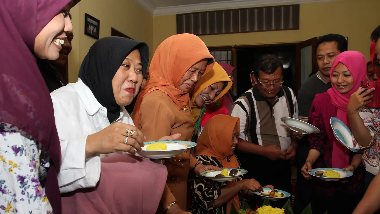 Ibunda Jokowi potong tumpeng
