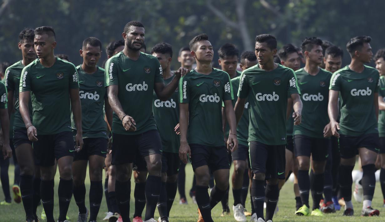 Pemain Timnas Indonesia U-22, Marinus Wanewar, bersama rekan-rekannya saat latihan di Lapangan ABC Senayan, Jakarta, Senin (7/1). Latihan ini merupakan persiapan jelang Piala AFF U-22. (Bola.com/Vitalis Yogi Trisna)